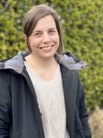 San houdt ervan om tijd door te brengen met haar viervoeter Zwits, haar kippen en haar familie en vrienden. Naast wandelen is haar favoriete sport basketbal. Ze heeft een graduaat orthopedagogie en werkt fulltime voor vzw Bo. Daarnaast is zij studente sociaal werk. Ze volgde in het verleden ook het postgraduaat oplossingsgericht begeleiden en hulpverlenen en allerlei opleidingen m.b.t. honden.