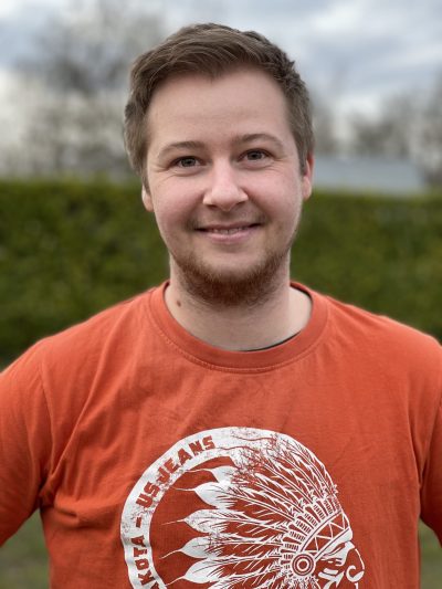Leander is student graduaat orthopedagogie en stagiair bij vzw Bo. Hij speelt graag gezelschapsspellen en gaat creatief om met 2dehandsmateriaal. Hij is graag buiten in de natuur, soms gaat hij er op schattenjacht met zijn metaaldetector. Hij houdt van dieren, heeft een kater genaamd Mango en zou graag een hond willen adopteren